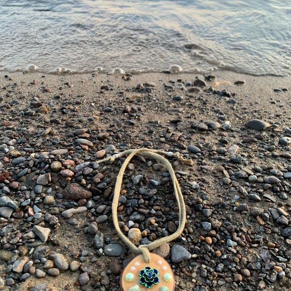 Flower, crystal, and wood pendant necklace - Picture 4 of 8